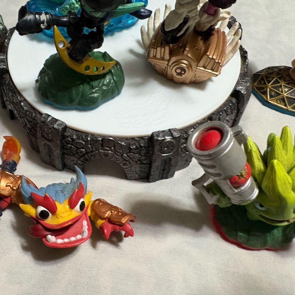 PS3 portal with skylanders 8 of them - Picture 2 of 11